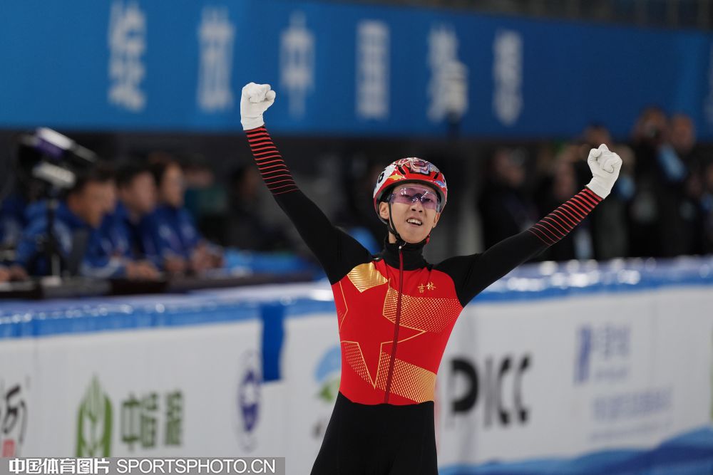 RMC：巴黎大巴被毕包球迷石块袭击，所幸并无人员受伤
